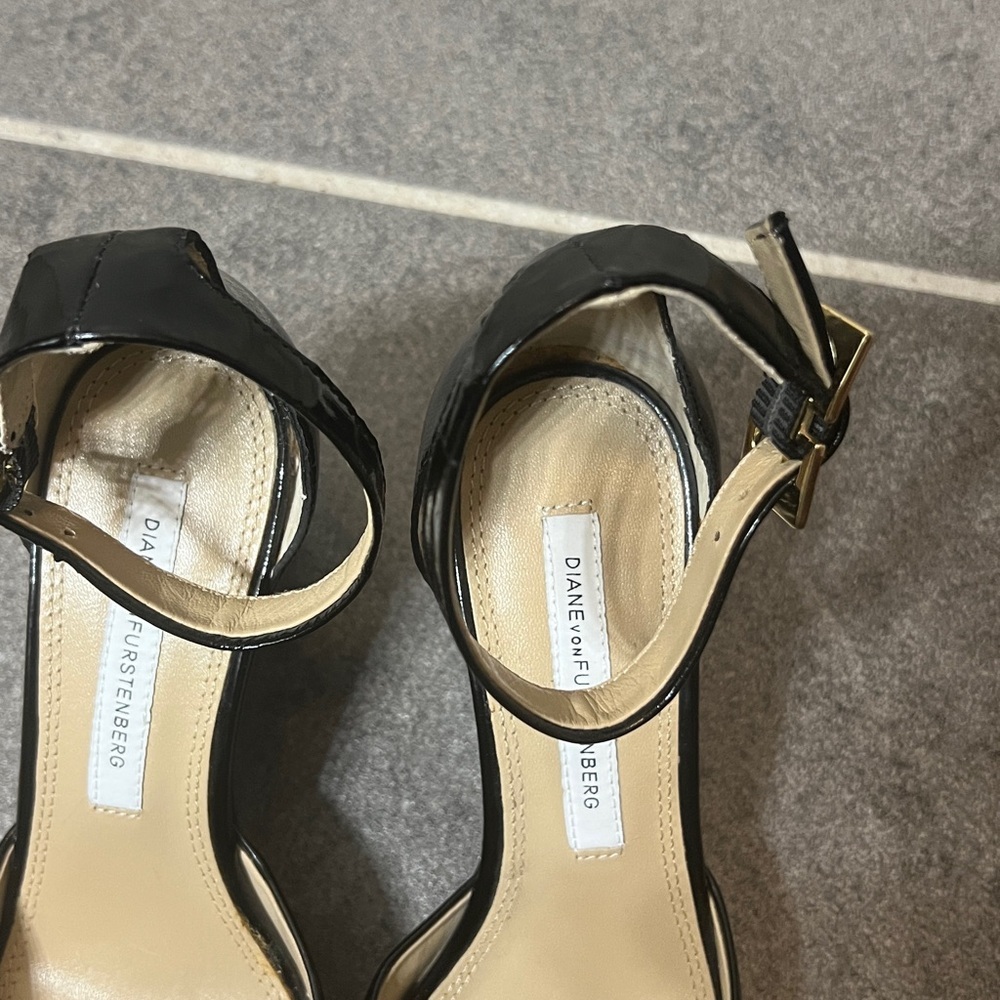 Diane Von Furstenberg women’s shoes Sz 5.5 Wedge Black Patent Ankle Wrap pointed - Picture 6 of 10
